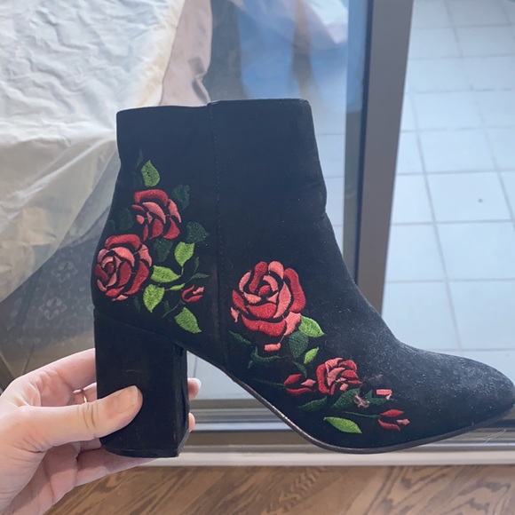Embroidered booties - great condition - Picture 3 of 3